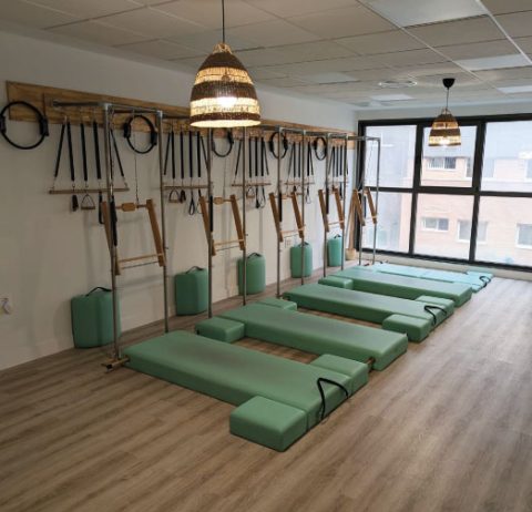 Clase de Pilates con máquinas en el estudio